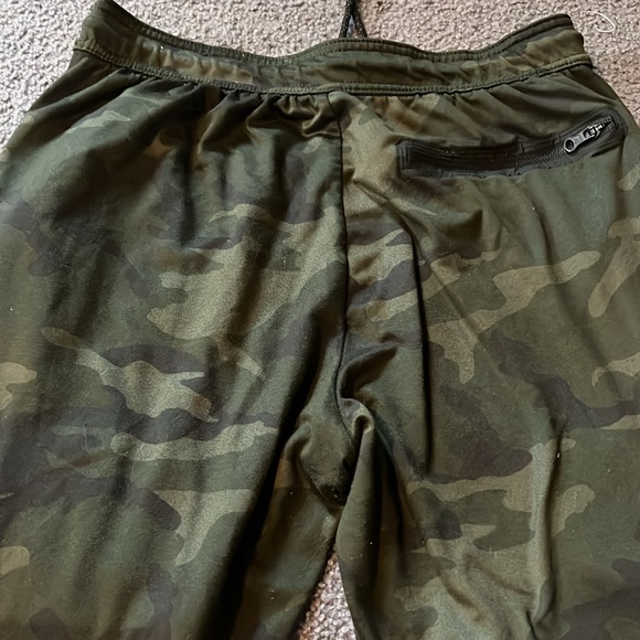 American eagle Green camo joggers good condition - Picture 7 of 7